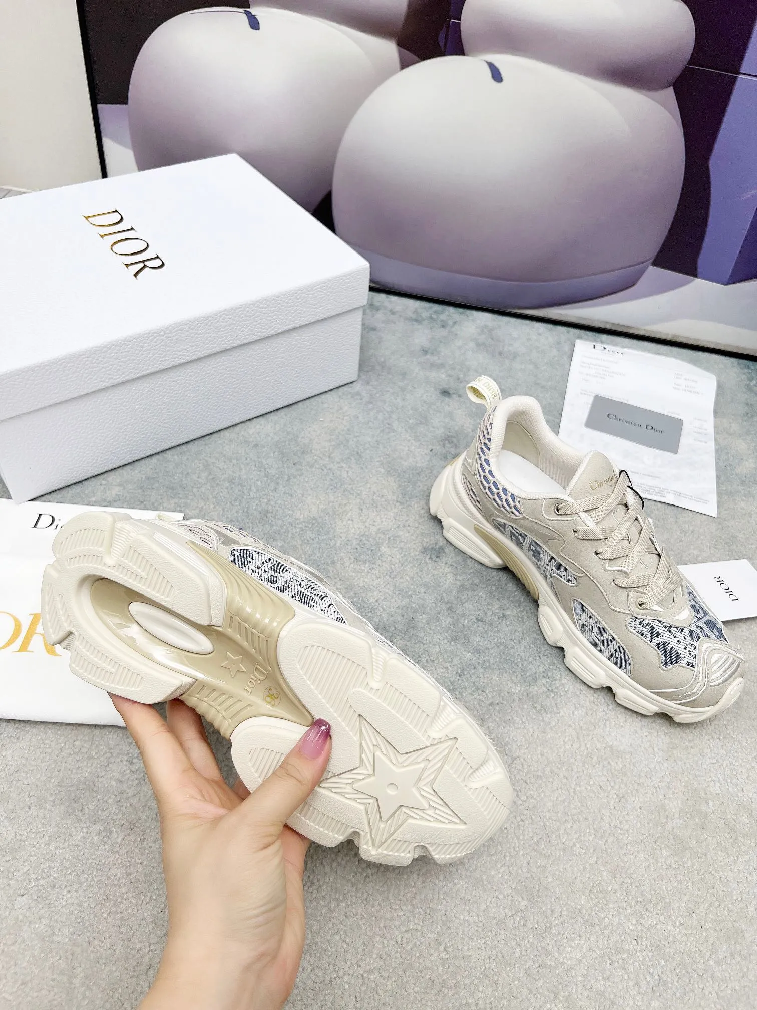 [Dior Dior] P: 580💰 ♺ Size: Female 35-41 Male 39-45 (Female 40.41 Male 45 custom-made) This Dior Chrono sneaker is a new product for the fall of 2024, reinterpreting running shoes in Dior's high-end style. White mesh fabric is paired with nude and silver-toned laminated leather-effect panels, and the CD logo on the sides, star patch on the tongue and Dior logo on the heel are many details to highlight the style. Featuring two-tone laces, a lightweight sole and star embellishments for a casual look all year round.